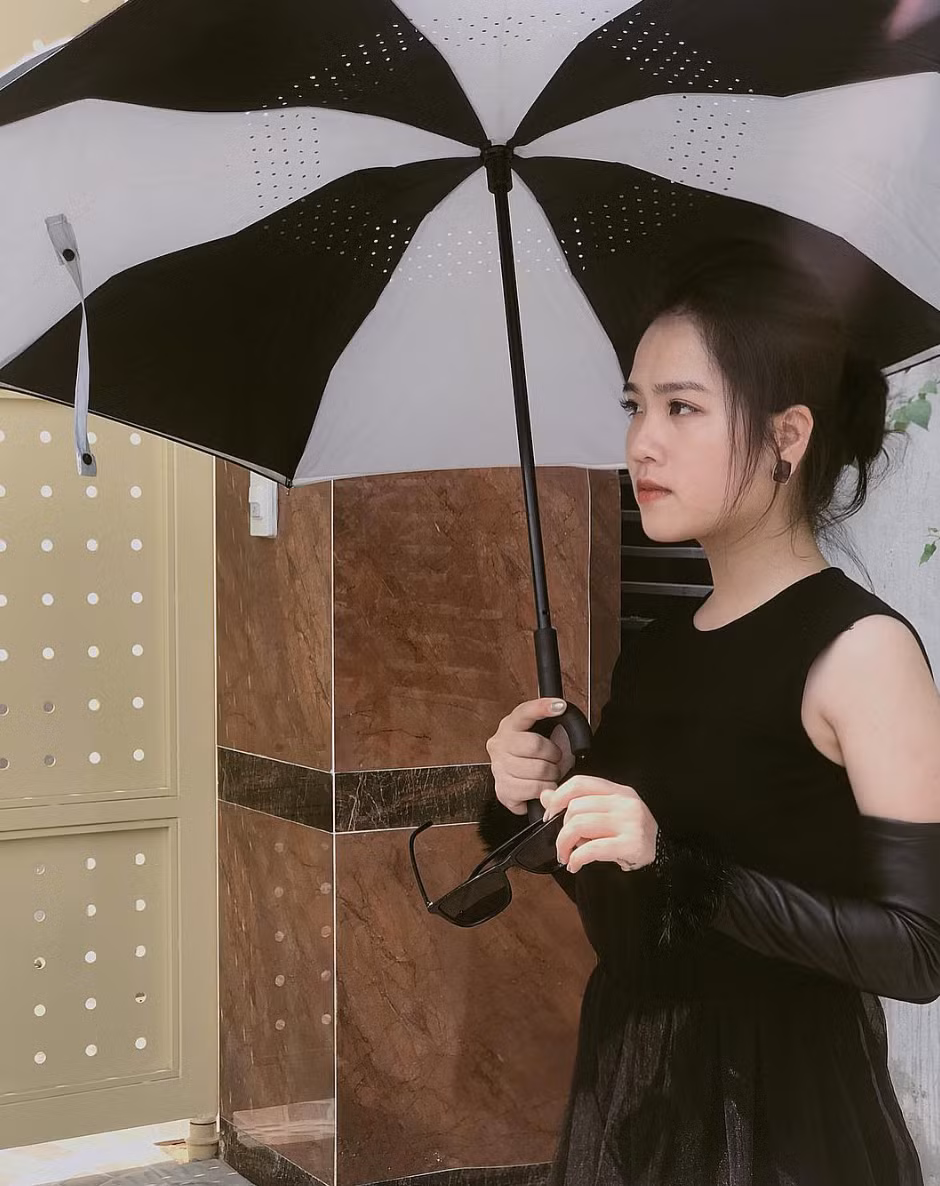 Trên trang cá nhân, hot girl Nghệ An từng lấp lửng trả lời câu hỏi về việc đang hẹn hò với Quang Hải. Cô cũng gửi lời cảm ơn đối với lời chúc phúc đến với cặp đôi.