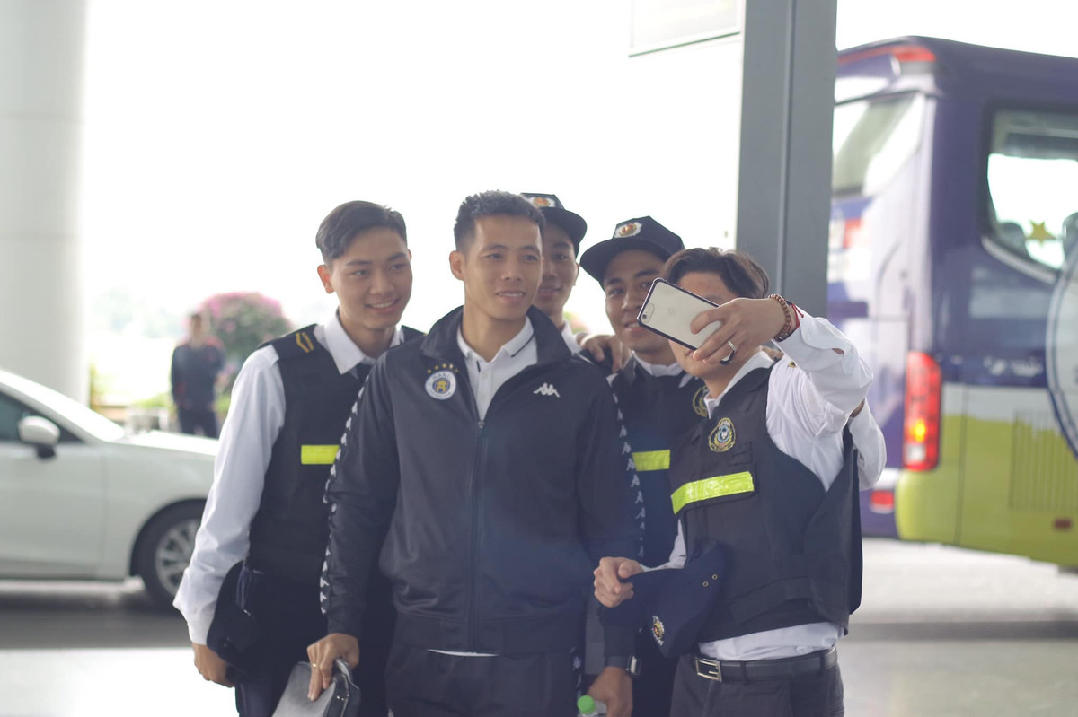 Trước đó, anh rể của Duy Mạnh là Văn Quyết cũng đã lên đường sang Malaysia cùng toàn đội. Đây chính là lý do mà anh không thể có mặt trong đám hỏi của em vợ Quỳnh Anh.