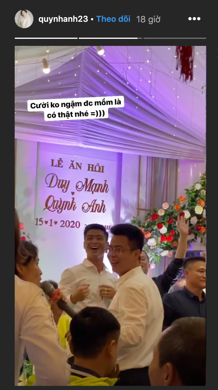 Sau khi làm lễ hỏi ở nhà gái vào buổi sáng, đoàn đón dâu bắt đầu di chuyển về nhà trai ở Đông Anh để ăn tiệc. Tối cùng ngày, vợ sắp cưới Duy Mạnh là Quỳnh Anh đăng tải clip chú rể "quẩy" cực nhiệt tình tại nhà riêng với khách mời, nam cầu thủ còn cao hứng thực hiệu điệu "múa quạt" nổi tiếng của Khá Bảnh.