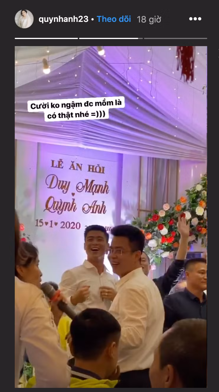 Sau khi làm lễ hỏi ở nhà gái vào buổi sáng, đoàn đón dâu bắt đầu di chuyển về nhà trai ở Đông Anh để ăn tiệc. Tối cùng ngày, vợ sắp cưới Duy Mạnh là Quỳnh Anh đăng tải clip chú rể "quẩy" cực nhiệt tình tại nhà riêng với khách mời, nam cầu thủ còn cao hứng thực hiệu điệu "múa quạt" nổi tiếng của Khá Bảnh.