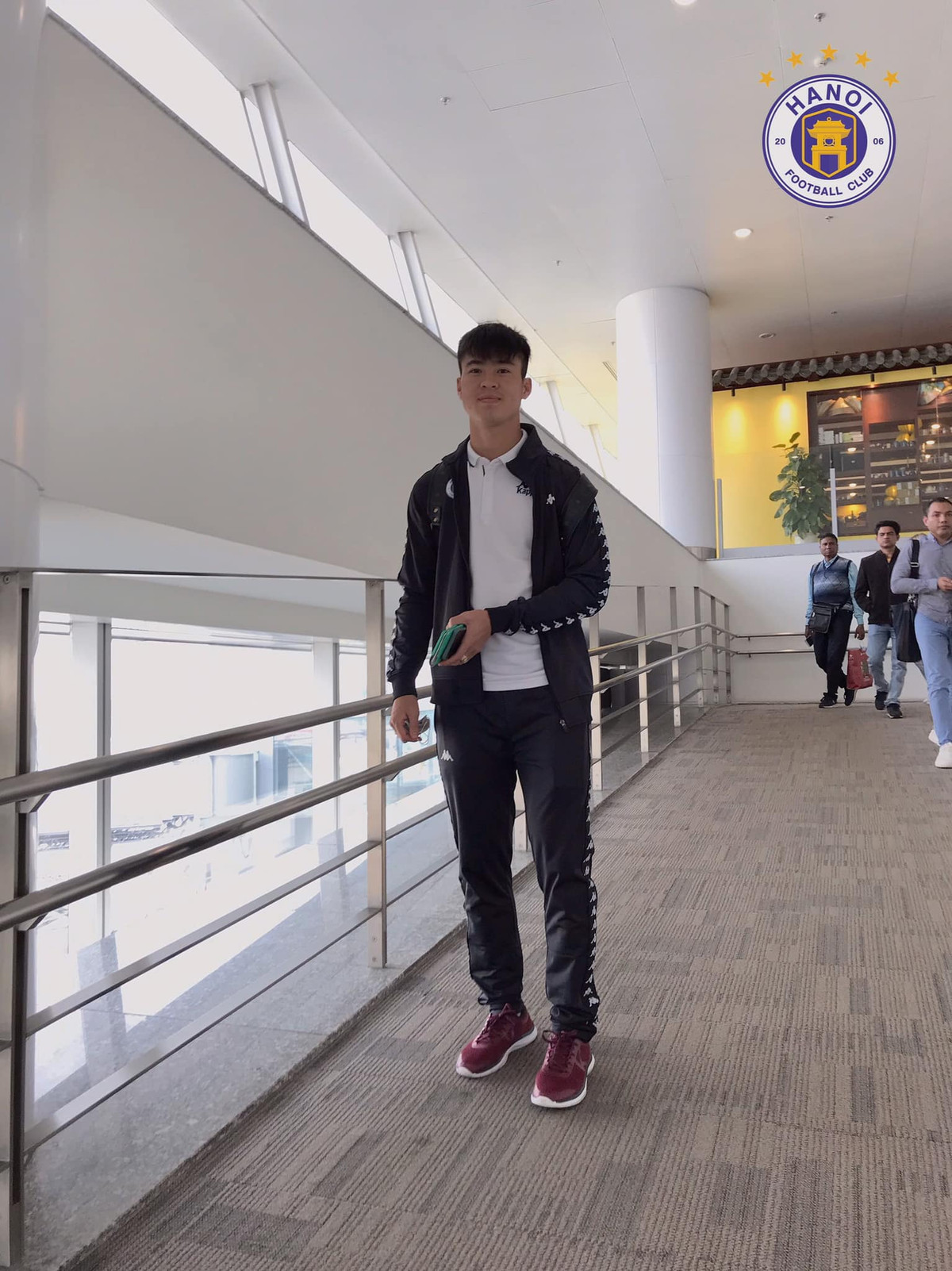 Là nhân tố quan trọng, luôn có mặt trong đội hình chính của CLB nên hậu vệ Duy Mạnh không có nhiều thời gian nghỉ ngơi dù có công việc riêng. Vừa làm lễ ăn hỏi hôm trước, ngay hôm sau anh chàng đã lên đường thực hiện "nghĩa vụ" với đội bóng. Có thể thấy nam cầu thủ khá mệt mỏi sau ngày lo việc trọng đại.