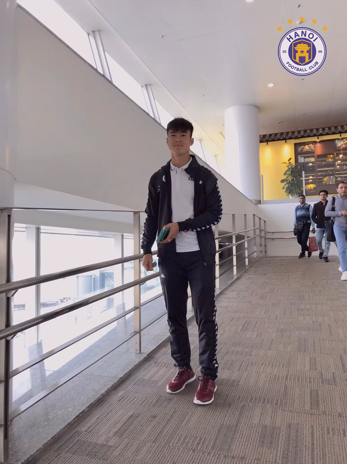 Là nhân tố quan trọng, luôn có mặt trong đội hình chính của CLB nên hậu vệ Duy Mạnh không có nhiều thời gian nghỉ ngơi dù có công việc riêng. Vừa làm lễ ăn hỏi hôm trước, ngay hôm sau anh chàng đã lên đường thực hiện "nghĩa vụ" với đội bóng. Có thể thấy nam cầu thủ khá mệt mỏi sau ngày lo việc trọng đại.