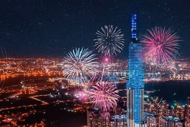 Bên cạnh đó, phố đi bộ Nguyễn Huệ cũng sẽ là địa điểm đông người tới để đón giao thừa Canh Tý năm 2020. Trước khi đến thời khắc chuyển giao giữa năm cũ và năm mới, tại đây sẽ có chương trình văn nghệ đếm ngược.