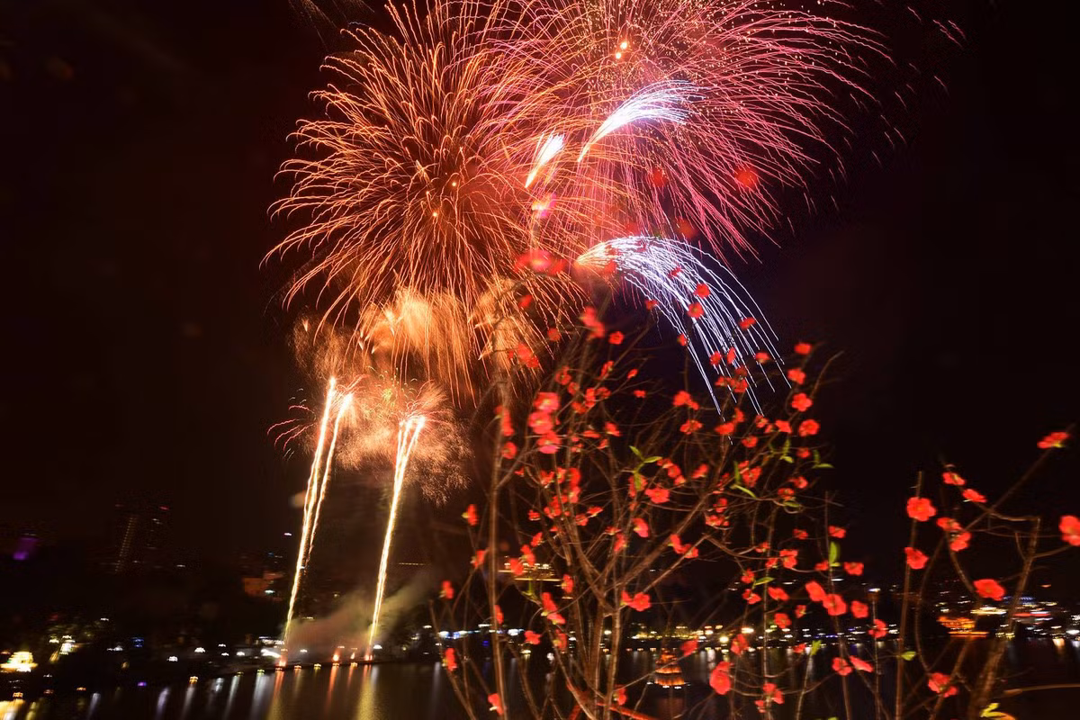 Hồ Văn Quán là địa điểm xem pháo hoa dành cho người dân xung quanh khu vực Thanh Xuân, Hà Đông và ngoại thành phía Nam của Hà Nội. Quanh hồ cũng có rất nhiều quán cà phê có thể lựa chọn để làm địa điểm ngồi ngắm pháo hoa.