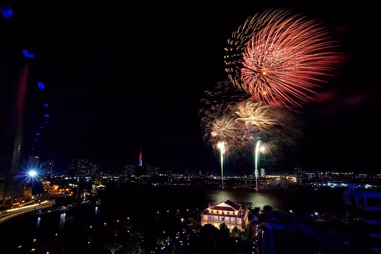 6 điểm bắn pháo hoa tầm thấp tại Sài Gòn bao gồm công viên văn hoá Đầm Sen (quận 11), công viên Lịch sử - Văn hoá dân tộc (quận 9), đền tưởng niệm lịch sử Bến Dược (huyện Củ Chi), đường Đào Cử thuộc trung tâm hành chính huyện Cần Giờ, khu công nghiệp Hiệp Phước ở huyện Nhà Bè và Ban chỉ huy quân sự Bình Chánh.