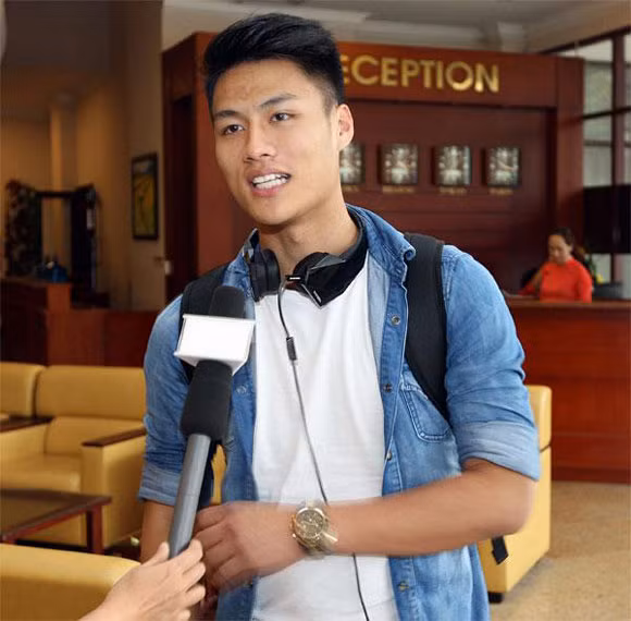 Kịp thời tỏa sáng ở màu áo Olympic Việt Nam, chơi khá ấn tượng ở AFF Cup khi được ra sân, Hồng Quân “hâm nóng” lại tên tuổi của mình. Sự xuất hiện của chàng Việt kiều điển trai có thể gây sốt với các fan nữ ở mỗi nơi anh xuất hiện.