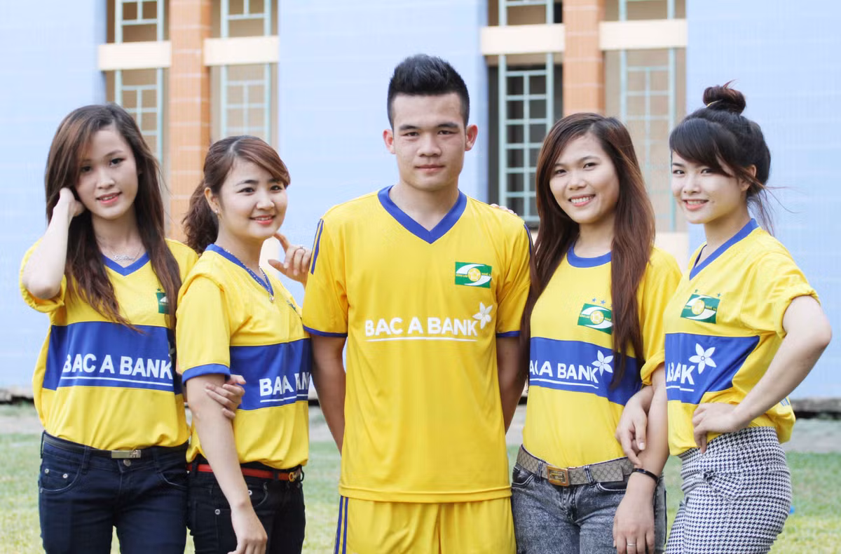 Hoàng Thịnh là hot boy của bóng đá xứ Nghệ. Năm 2014, với màn trình diễn ấn tượng trong màu áo Olympic Việt Nam (anh là đội trưởng) và trong màu áo đội tuyển, anh càng khiến các CĐV nữ phát cuồng.