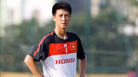 Ở tuổi 23, Huy Hùng được kỳ vọng là một trong những gương mặt sẽ tỏa sáng ở V-League 2015. Vẻ ngoài điển trai, đôi mắt khá “lạnh” của Hùng là vũ khí có thể đánh gục các người đẹp.