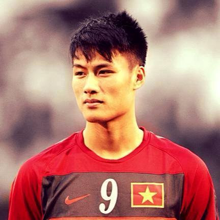 Hồng Quân luôn là cái tên được phái nữ chú ý kể từ khi về nước thi đấu năm 2012. Anh có vẻ ngoài điển trai, đặc biệt ở đôi mắt có sức cuốn hút.