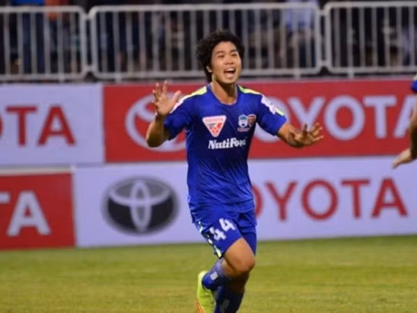 Thời gian qua, Công Phượng là cái tên gây sốt trong lòng người hâm mộ. Ở bất cứ nơi nào, việc hot boy bóng đá này xuất hiện đều biến thành một sự kiện lớn, thu hút đông các fan vây quanh xin chữ ký, chụp ảnh cùng.