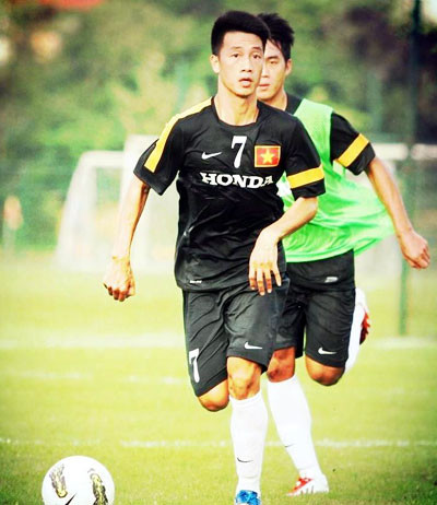 Huy Hùng từ cầu thủ vô danh đã “bước ra ánh sáng” với màn trình diễn tuyệt vời ở trung tâm hàng phòng ngự tuyển Việt Nam tại AFF Cup 2014. Rất nhanh chóng, anh trở nên quen thuộc với người hâm mộ.