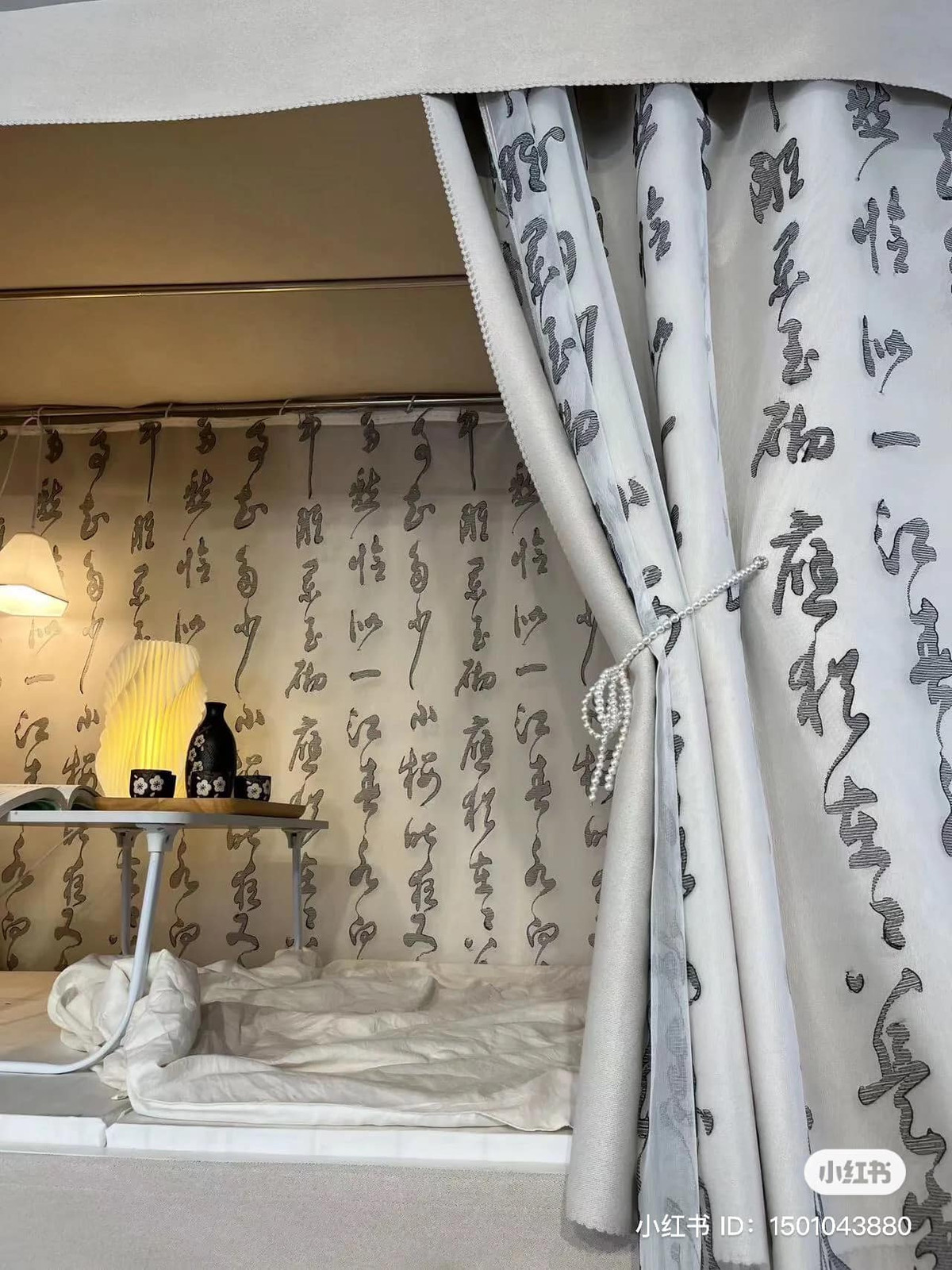 Không biết chính xác những chữ ở trên chiếc rèm này là kinh địa tạng thật hay không nhưng chắc chắn sẽ khiến gia chủ an tâm phần nào.