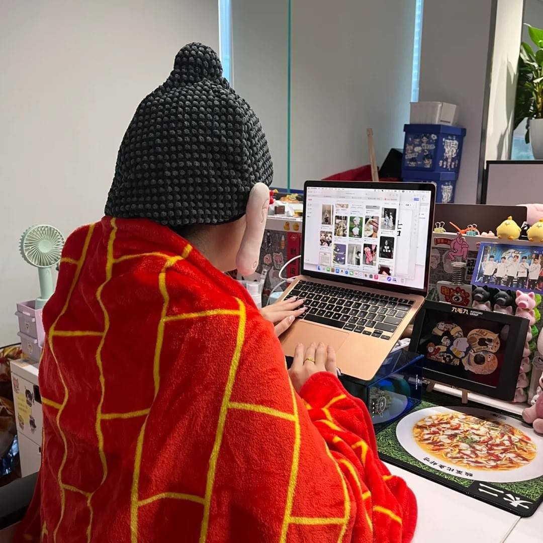 "Nhìn thôi là đã thấy không tà ma nào có thể xâm phạm rồi", "cách để làm việc mà không bị sếp làm phiền" - nhiều netizen bình luận.