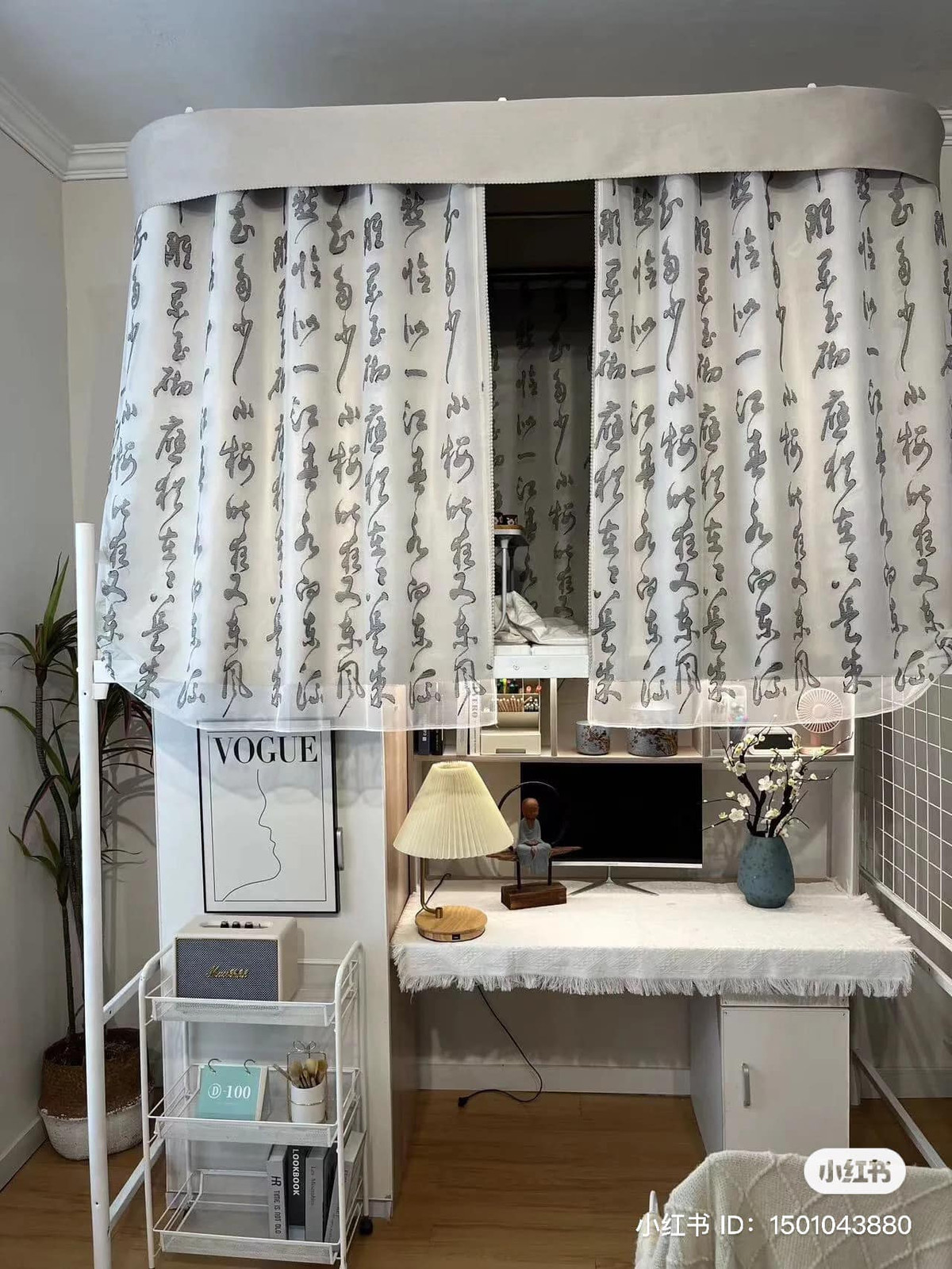 Góc làm việc này thì chắc "không ma quỷ nào dám xâm phạm" rồi.