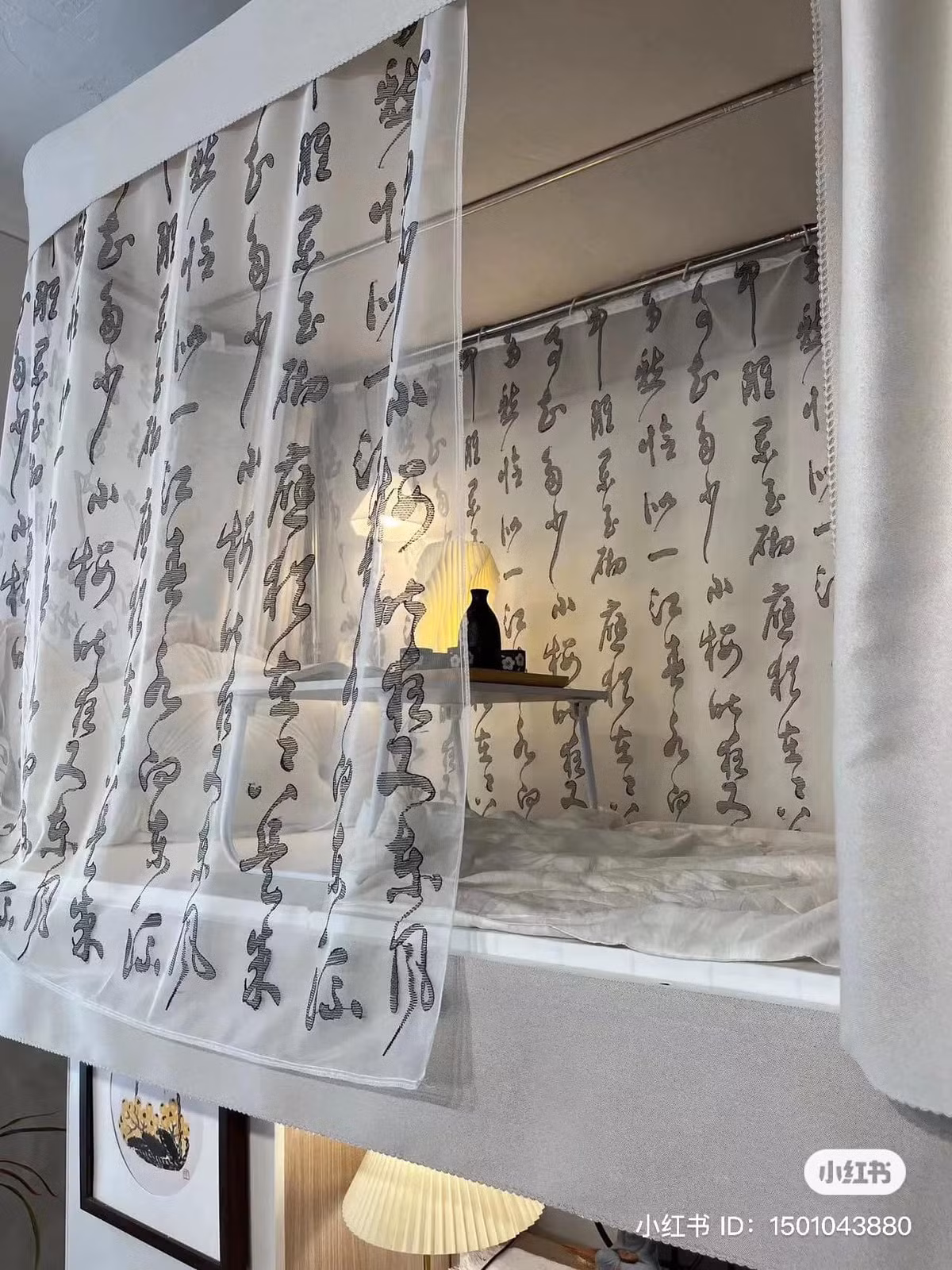 Chiếc giường ngủ bao quanh bởi chiếc rèm chép kinh.