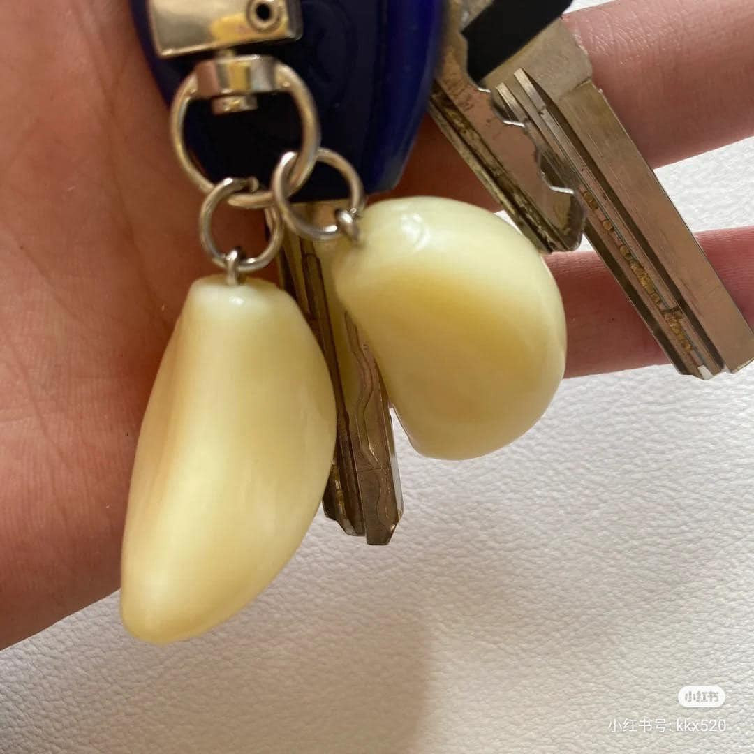 Chiếc móc khóa hình củ tỏi dành cho những người hay đi chơi khuya.