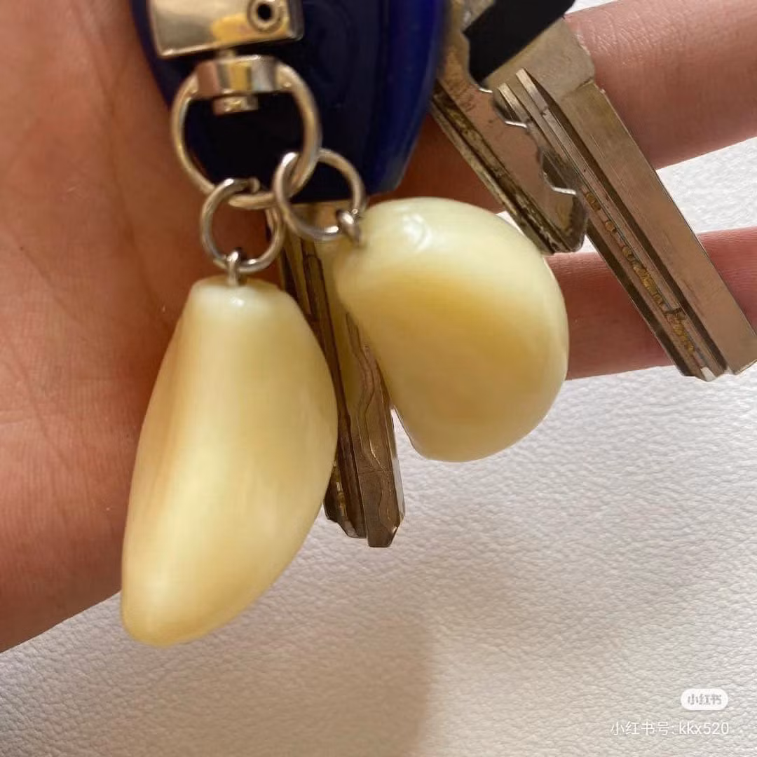 Chiếc móc khóa hình củ tỏi dành cho những người hay đi chơi khuya.