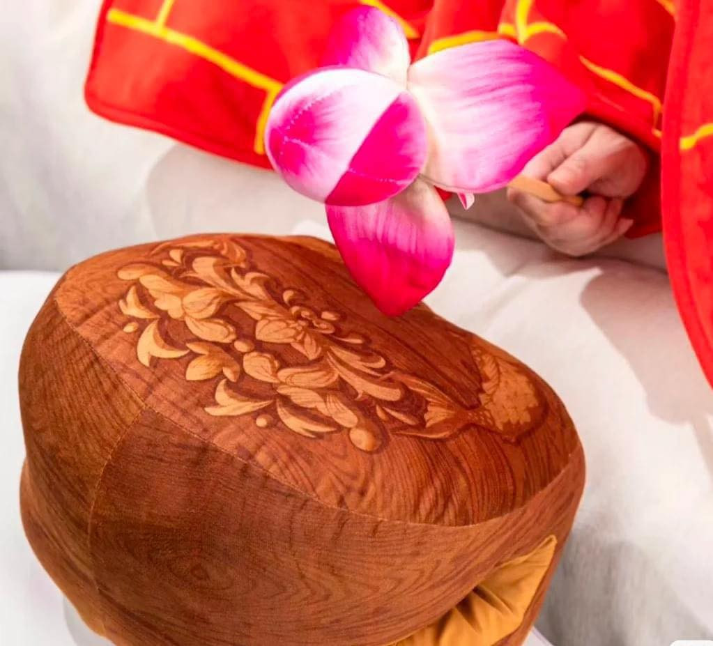 Đóa liên hoa cùng chiếc gối tựa như cái "mõ".