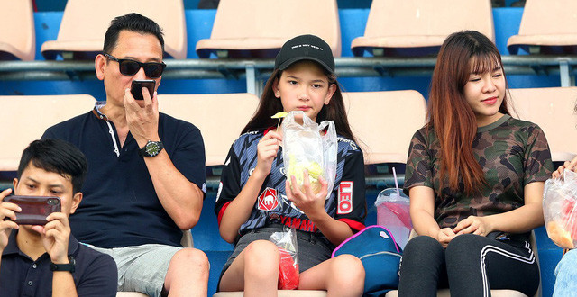 Thời điểm Văn Lâm mới đầu quân cho CLB Muangthong United, Yến Xuân thường xuyên đi lại giữa Thái Lan và Việt Nam để thăm người yêu. Cô nàng cũng bị bắt gặp ngồi cùng với bố và em gái của thủ môn trên khán đài.