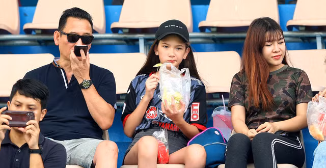 Thời điểm Văn Lâm mới đầu quân cho CLB Muangthong United, Yến Xuân thường xuyên đi lại giữa Thái Lan và Việt Nam để thăm người yêu. Cô nàng cũng bị bắt gặp ngồi cùng với bố và em gái của thủ môn trên khán đài.