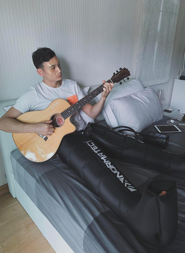 Bàn tay trên có nốt ruồi trên mu bàn tay, trùng khớp với vị trí nốt ruồi của Đặng Văn Lâm. Hơn nữa tấm ga trải giường và thiết bị phục hồi chân nhiều lần được "Gấu Nga" khoe trên trang cá nhân không lệch đi đâu được. Ở phía cuối góc giường cũng xuất hiện Bim, chú chó mà Văn Lâm nuôi từ lâu.