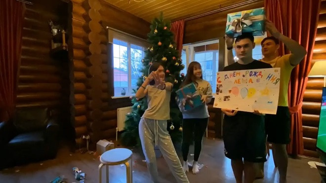 Yến Xuân cùng gia hai em của Văn Lâm trang trí Noel, đi thăm thú nước Nga.