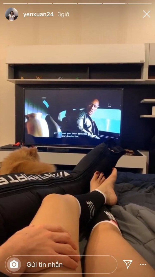 Mới đây, trên Instagram cá nhân, bạn gái Văn Lâm chia sẻ hình ảnh nằm trên giường xem phim. Một bàn tay đặt lên đùi cô vô cùng thoải mái, nhìn qua ai cũng đoán được đây chính là chàng thủ thành lai của đội tuyển quốc gia Việt Nam.