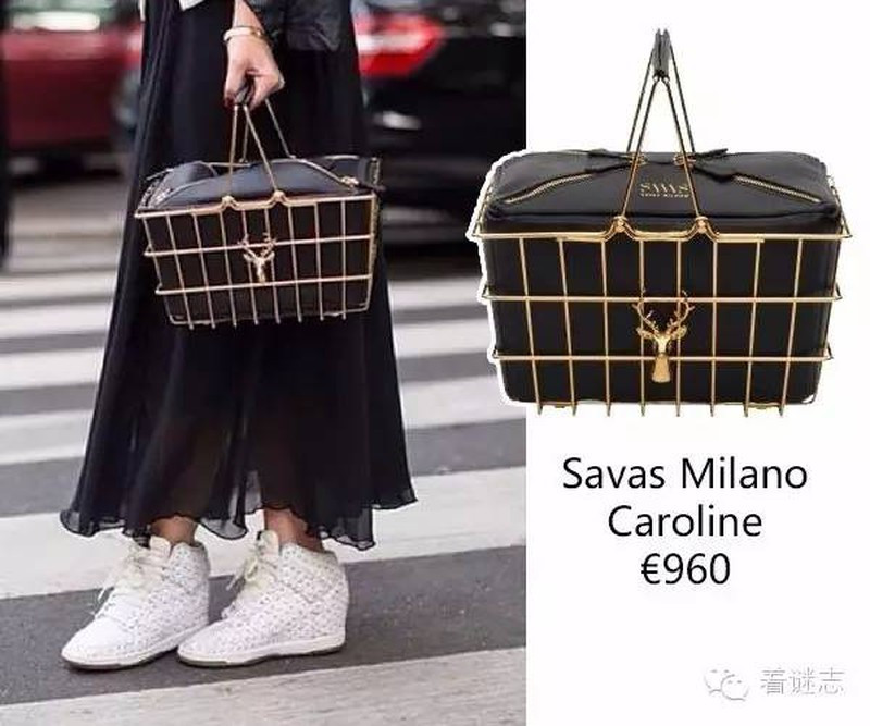 Chiếc túi xách không khác gì giỏ để đồ trong siêu thị từng "làm mưa làm gió", được nhiều fashionista săn đón cũng khiến người khác "mắt tròn mắt dẹ". Đặc biệt, chiếc túi này còn có giá 960 euro.