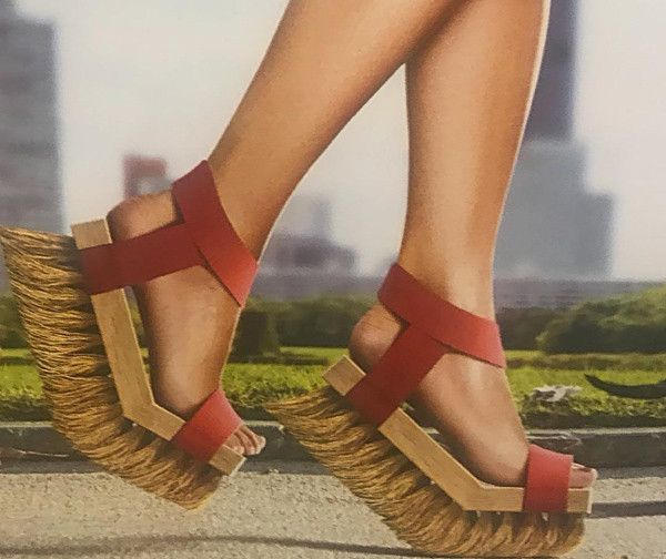 Khi bạn quá lười nhưng ưa sạch sẽ thì đôi giày hình chổi cọ này là giải pháp hoàn toàn hợp lý với tiêu tiêu chí: "Hãy tiến lên phía trước để người ở sau hít bụi bạn để lại".