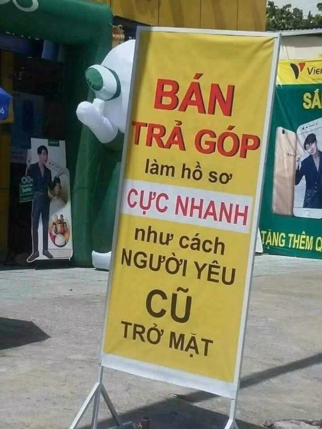 Thời buổi cạnh tranh cực kỳ gắt gao, các cửa hàng phải "tung" ra đủ chiêu trò để kinh doanh hiệu quả. Không chỉ có những chuơng trình khuyến mãi, các biển quảng cáo cũng là một cách để thúc đẩy bán hàng, tăng doanh số. Từ đó, các câu khẩu hiệu hài hước được ra đời.