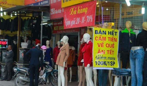 Có lẽ do ngày tết đã đến thật gần nên chủ cửa hàng quần áo này đã quá nhớ gia đình, mong muốn về sum vầy thật sớm nên quyết định xả hết, giảm gía sốc để nhanh hết hàng còn có tiền về quê.