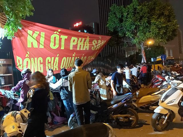 Có lẽ khẩu hiệu "Ki ốt phá sản, đồng giá quần áo này" đã phát huy hiệu quả khi người ra vào, chọn hàng rất tấp nập.