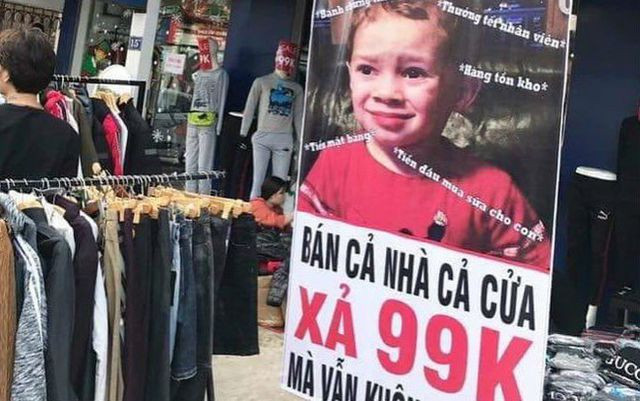 Nhà thì bao nỗi lo nài thì tiền mua sữa cho con, tiền thưởng cho nhân viên, tiền mặt bằng mà quần áo vẫn bán ế. Nay quyết định xả hàng, bán cả nhà cả cửa đi để lo toan cho cuộc sống. Biển quảng cáo khiến khách hàng nào cũng phải thương cảm cho chủ hàng.