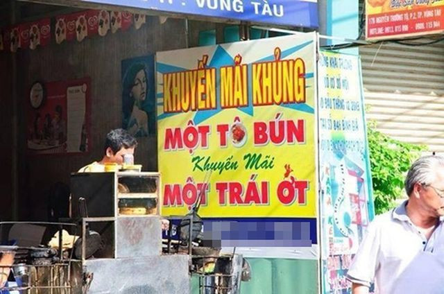 Một cửa hàng ăn tại thành phố Vũng Tàu có tấm biển cực "khủng", cực hoành tráng để quảng cáo về chiến dịch chuyến mãi của họ. Tuy nhiên, thứ được khuyến mãi chỉ là 1 trái ớt khiến ai cũng phải bật cười khi nhìn qua.