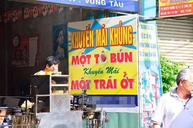 Một cửa hàng ăn tại thành phố Vũng Tàu có tấm biển cực "khủng", cực hoành tráng để quảng cáo về chiến dịch chuyến mãi của họ. Tuy nhiên, thứ được khuyến mãi chỉ là 1 trái ớt khiến ai cũng phải bật cười khi nhìn qua.