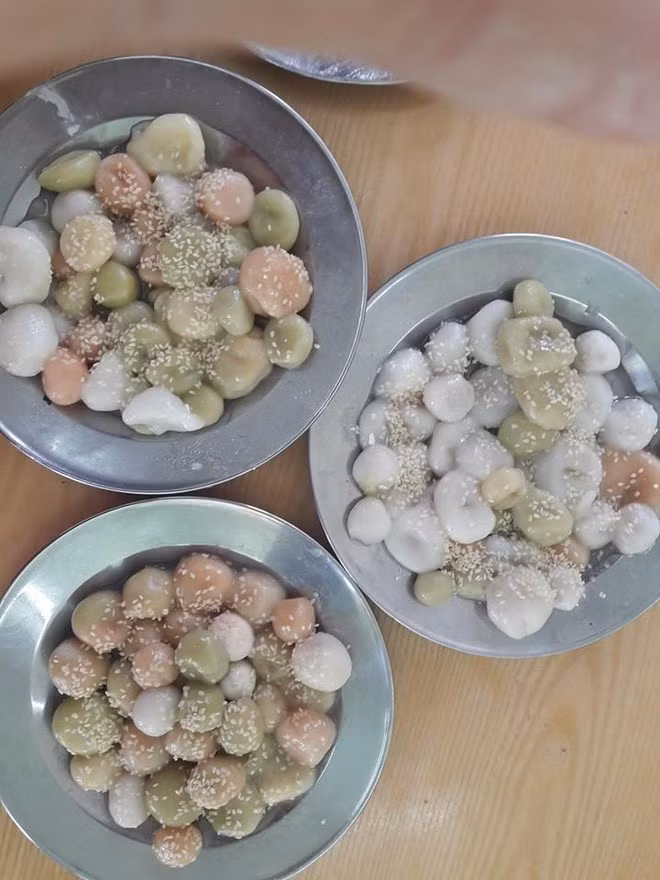 Dù kỹ năng luộc bánh cũng khá là ra gì nhưng do nặn bột không đều tay, cái to cái nhỏ khiến đĩa bánh trông kém bắt mắt, lởm chởm.