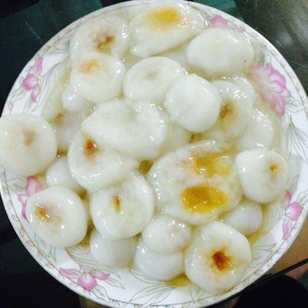 Có lẽ do đang luộc bánh nhưng mải xem phim Hàn Quốc nên kết quả là bánh nát nhẽo, chảy mật tứ tung. Thậm chí dân mạng còn tưởng đây là đĩa long nhãn chứ chẳng phải bánh trôi.