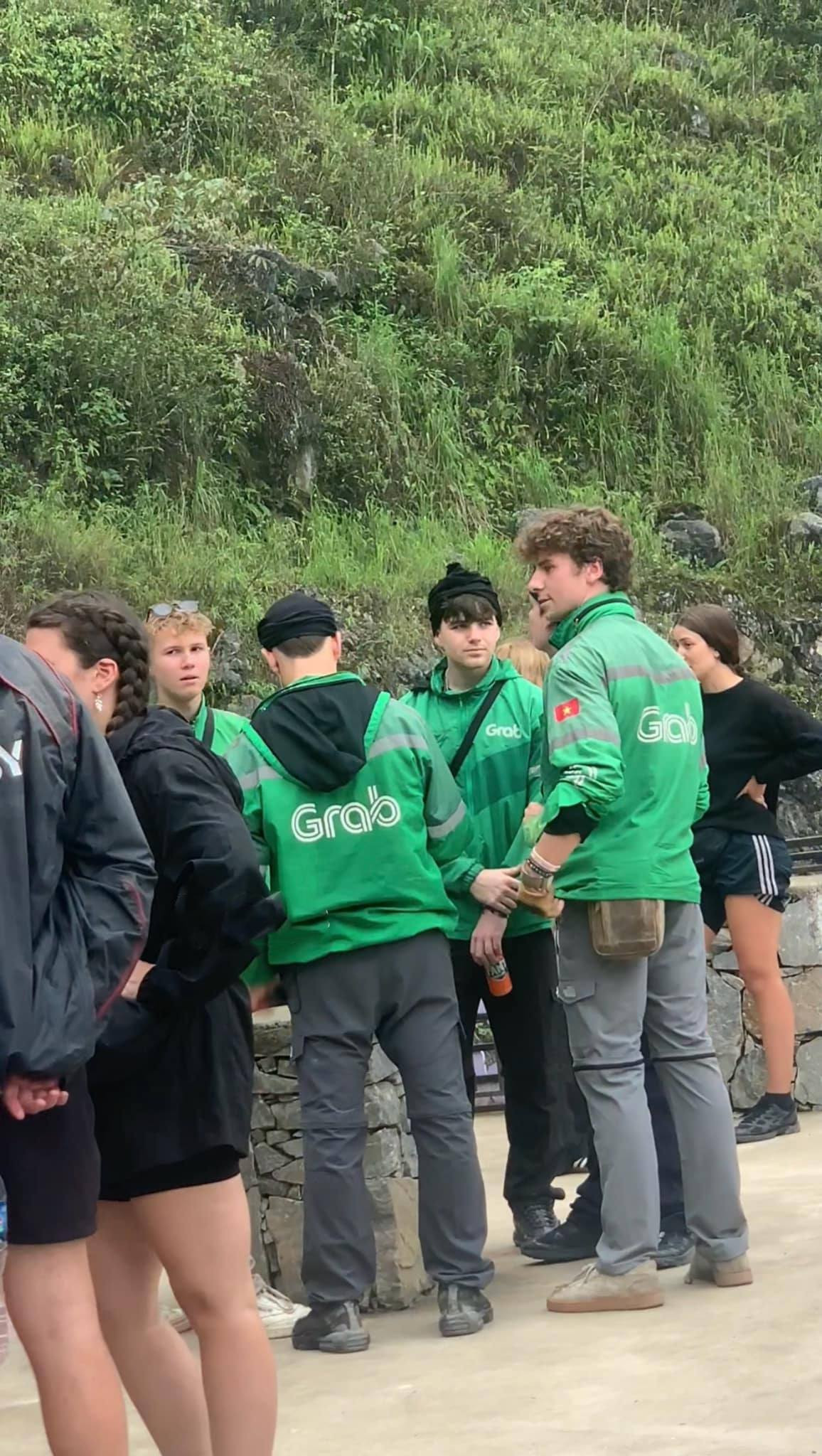 Nhờ lợi thế về ngoại hình cao lớn, các anh Tây diện đồng phục Grab trông rất vừa vặn, thậm chí còn rất thời trang.