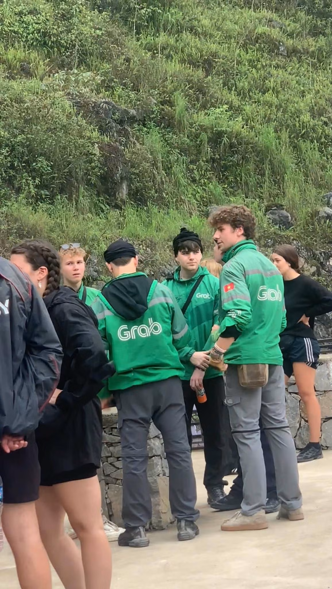 Nhờ lợi thế về ngoại hình cao lớn, các anh Tây diện đồng phục Grab trông rất vừa vặn, thậm chí còn rất thời trang.