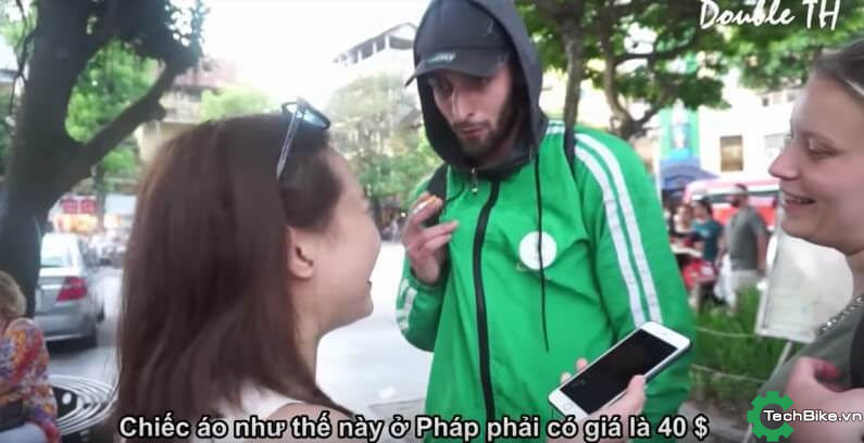 Các vị khách cho biết áo như này ở Pháp phải có giá đến 40 đô.