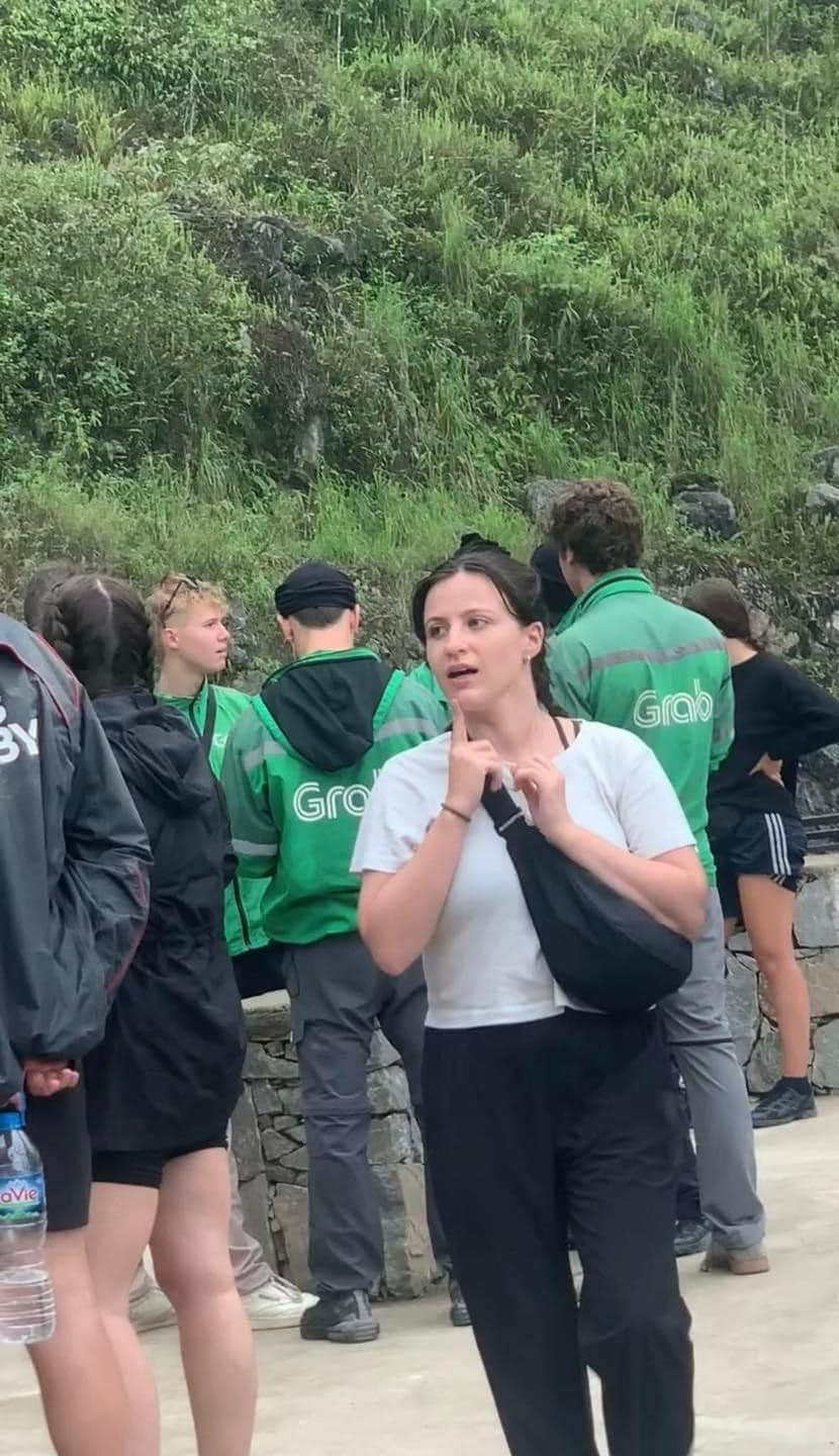 Những chiếc áo màu xanh lá, được in logo của hãng "xe ôm công nghệ" thường được các tài xế mặc. Thế nhưng các du khách phương Tây này lại xem đó là một món đồ thời trang phong cách.