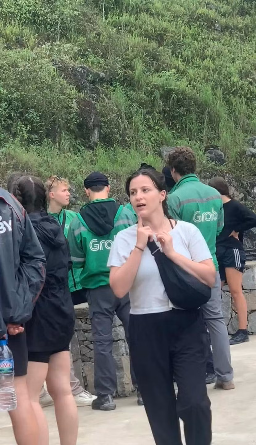 Những chiếc áo màu xanh lá, được in logo của hãng "xe ôm công nghệ" thường được các tài xế mặc. Thế nhưng các du khách phương Tây này lại xem đó là một món đồ thời trang phong cách.