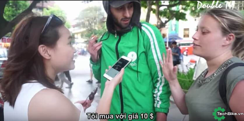 Câu chuyện các du khách phương Tây sang Việt Nam du lịch mặc áo Grab không phải lần đầu. Trước đó 1 đoạn video ghi lại cuộc phỏng vấn với 1 cặp đôi đã mua chiếc áo này với giá 10 đô cũng khiến nhiều người không khỏi bật cười.