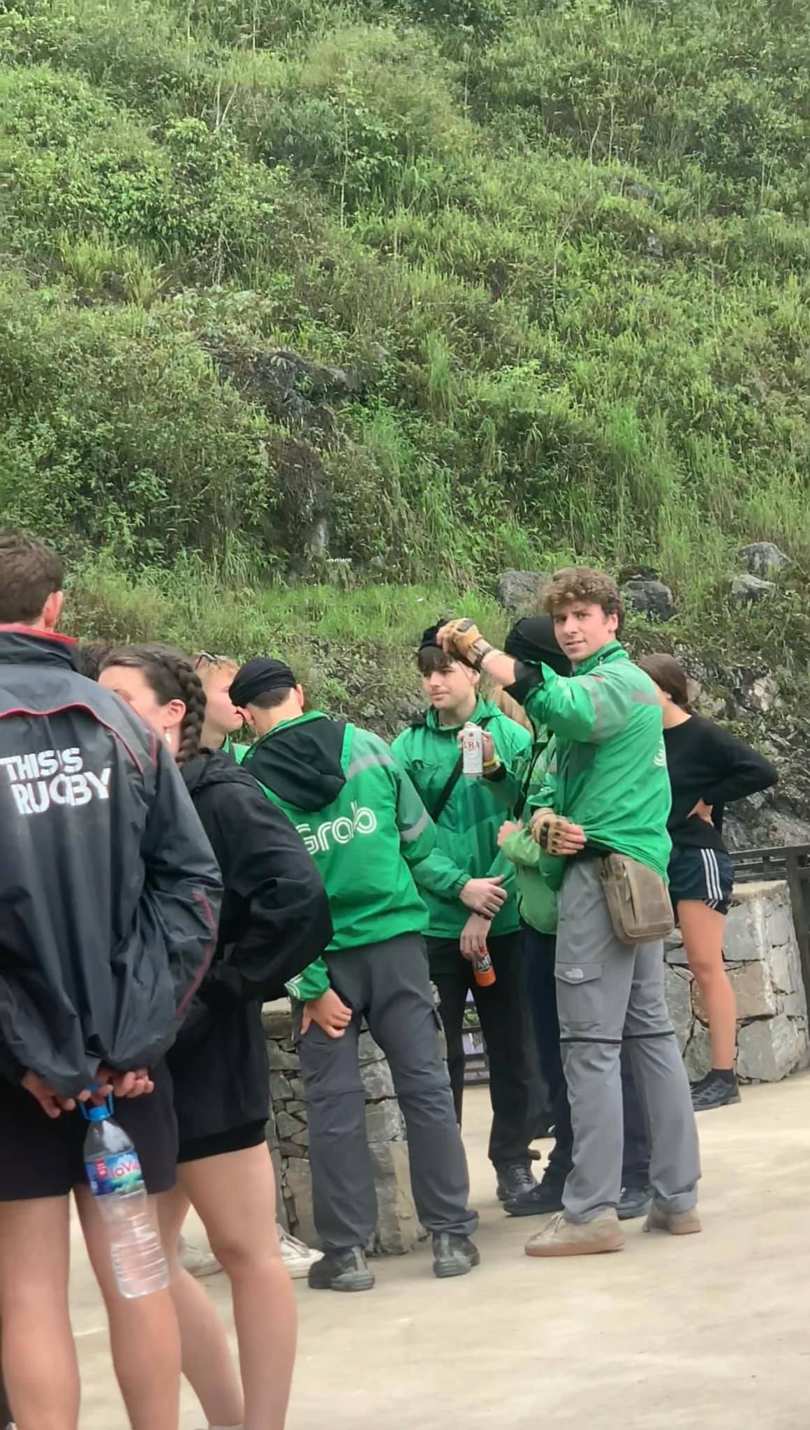 Grab hiện là ứng dụng đặt xe đang được rất nhiều người dùng ở Việt Nam sử dụng, chính vậy đi trên đường ở các thành phố lớn sẽ bắt gặp rất nhiều tài xế công nghệ mặc đồng phục.