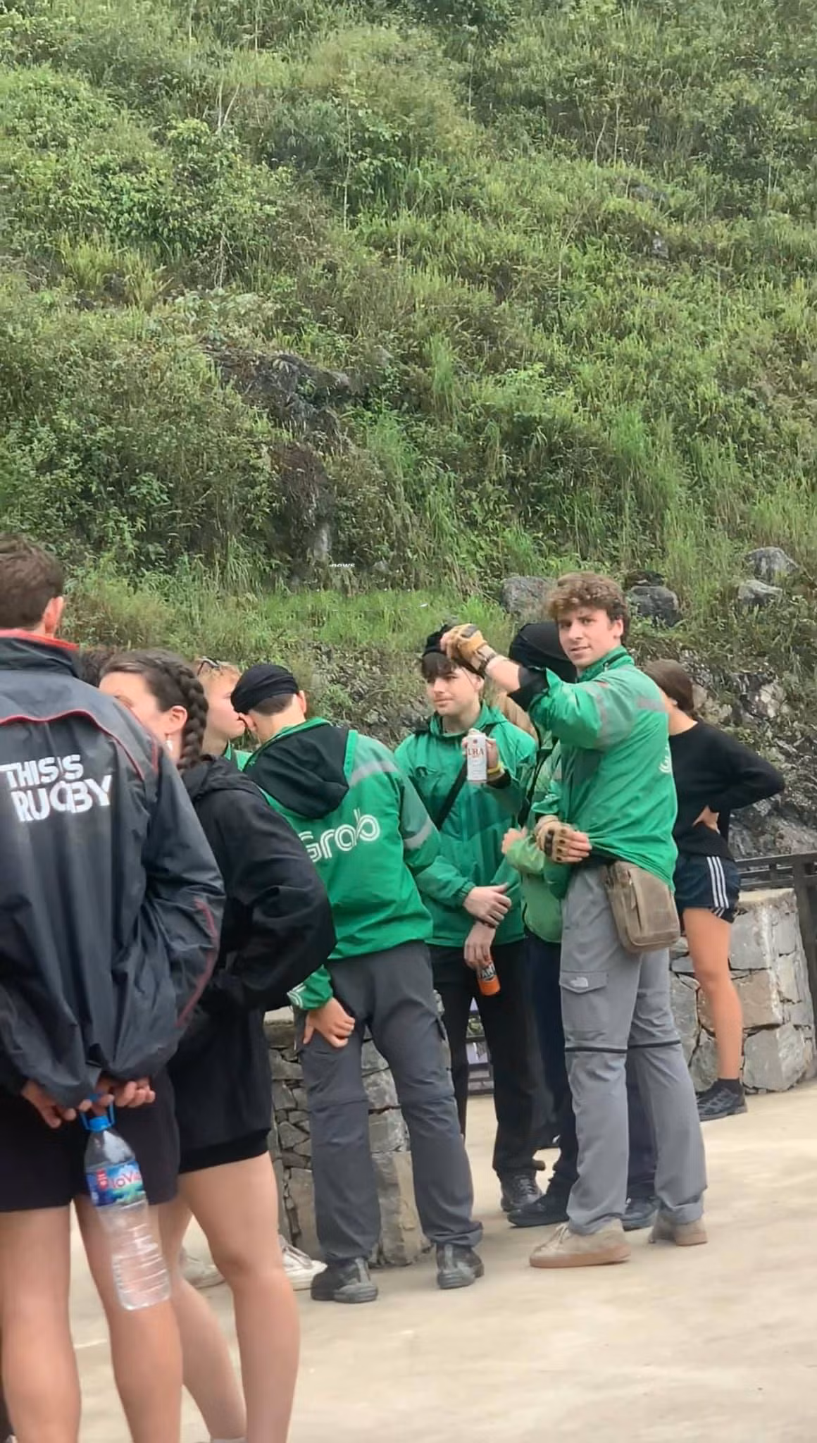 Grab hiện là ứng dụng đặt xe đang được rất nhiều người dùng ở Việt Nam sử dụng, chính vậy đi trên đường ở các thành phố lớn sẽ bắt gặp rất nhiều tài xế công nghệ mặc đồng phục.