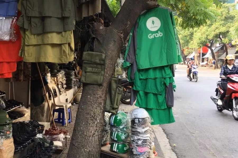 Đồng phục Grab được bày bán khá nhiều ở 1 số cửa hàng tại Hà Nội.