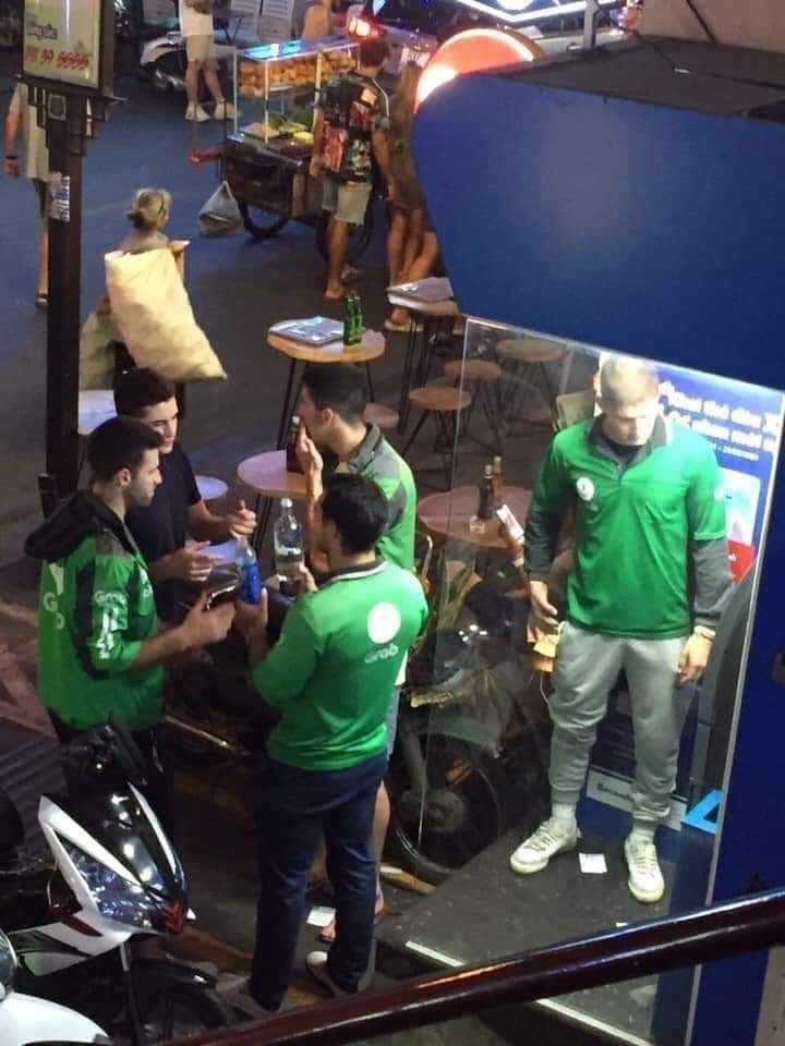 Ở Việt Nam mặc lên thì làm tài xế công nghệ, nhưng các anh Tây còn mặc cả đi bar.