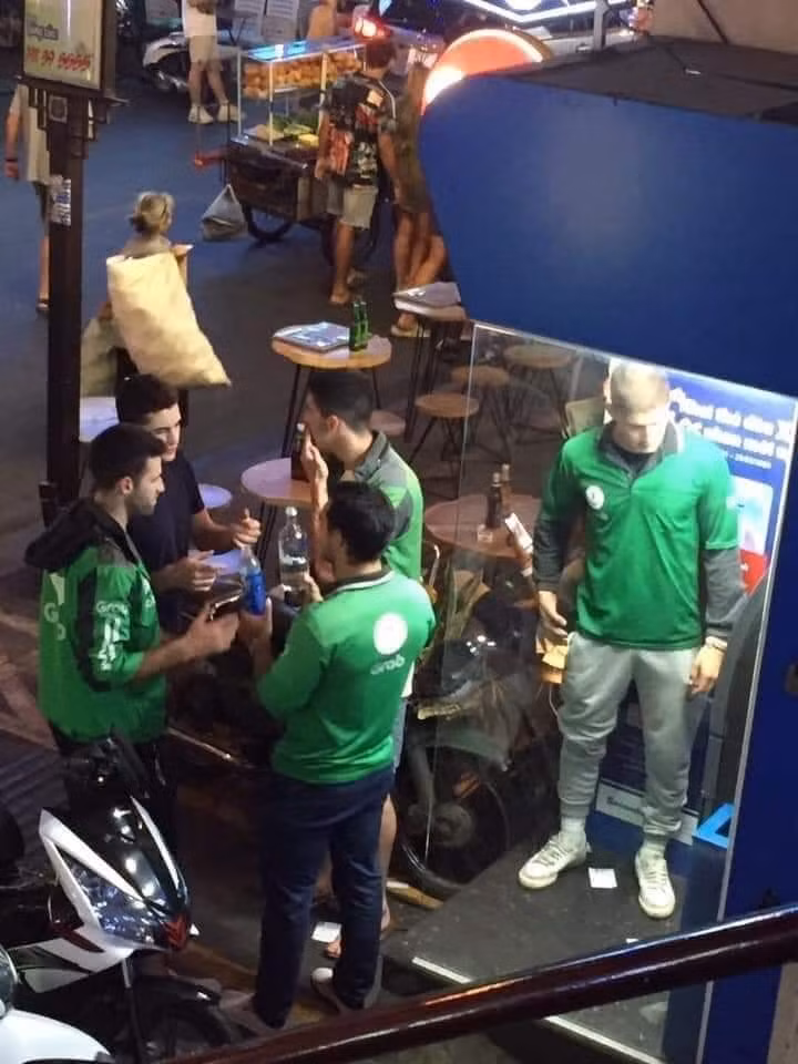 Ở Việt Nam mặc lên thì làm tài xế công nghệ, nhưng các anh Tây còn mặc cả đi bar.