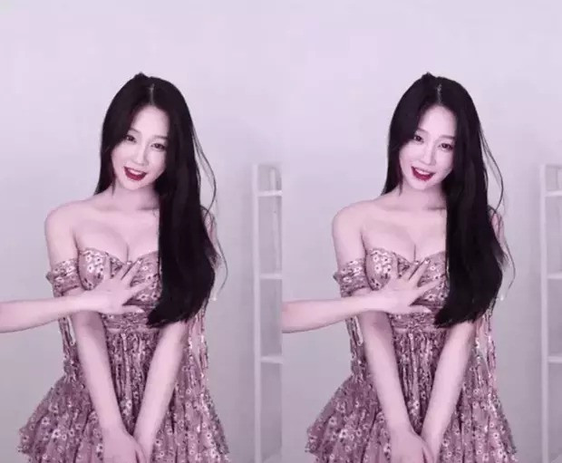 Cô nàng được yêu thích trong giới streamer bởi sự chiều fan. Cô nàng thường thực hiện hành động theo fan yêu cầu như hát, nhảy. Video cô nàng nhảy nhót với sự xuất hiện của một "bàn tay hư hỏng" từng khiến fan cô nàng phải dậy sóng.