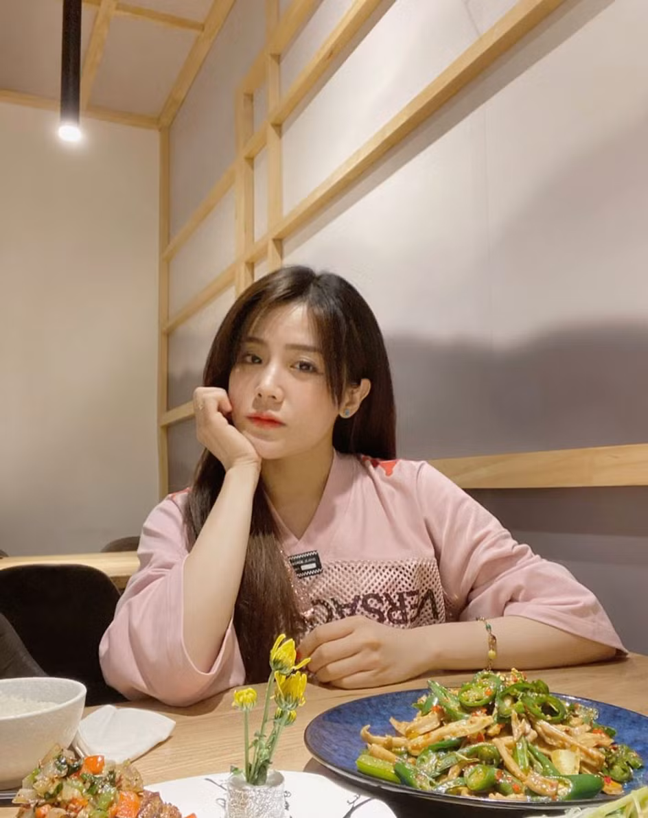 Trên trang cá nhân, hot girl thường xuyên đăng tải những hình ảnh sang chảnh, du lịch năm sao đúng chuẩn tiểu thư con nhà giàu. Cô nàng có cuộc sống khiến nhiều người trầm trồ ngưỡng mộ.